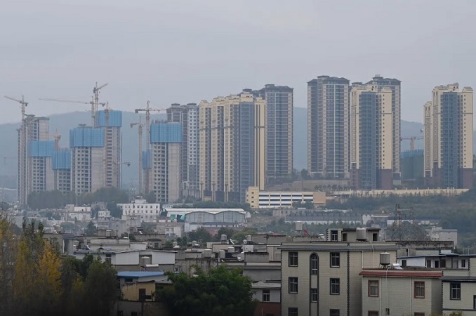 Công ty tài chính Nomura trích dẫn dữ liệu của chính quyền địa phương cho biết, doanh số bất động sản tại 30 thành phố lớn ở Trung Quốc đã giảm 47% trong tháng 3. Ảnh: AFP