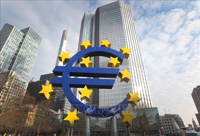 iểu tượng đồng euro tại Frankfurt, Đức. Ảnh: AFP/TTXVN