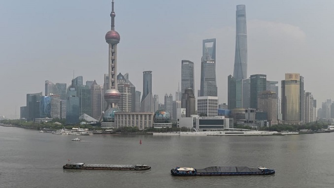 Việc phong tỏa chống dịch kéo dài ở Thượng Hải là một trong những nguyên nhân chính khiến các tổ chức tài chính quốc tế hạ dự báo tăng trưởng của Trung Quốc. Ảnh: AFP
