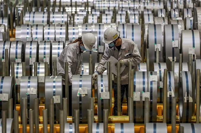 Công nhân kiểm tra sản phẩm nhôm cuộn tại một nhà máy ở thành phố Vũ Hán, tỉnh Hồ Bắc, Trung Quốc. Ảnh: AFP