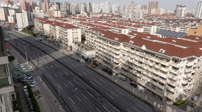 Thượng Hải, thành phố lớn nhất của Trung Quốc, chịu ảnh hưởng nặng nề bởi dịch Covid-19 bùng phát phức tạp. Ảnh: AFP