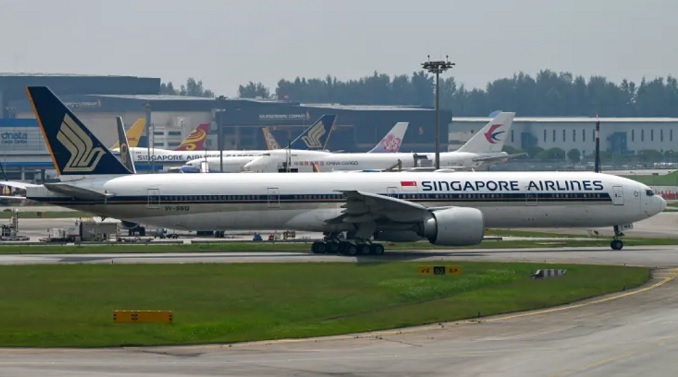 Máy bay Singapore Airlines đỗ trong Sân bay quốc tế Changi, Singapore vào ngày 13/5/2022. Ảnh: AFP