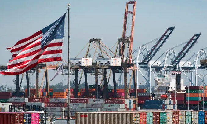 Bãi xếp container tại cảng Los Angeles, Mỹ. Ảnh: AFP