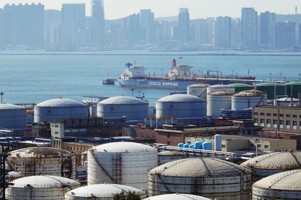 Nhiều công ty dầu mỏ Trung Quốc đã tích cực nhập khẩu dầu giá rẻ từ Nga. Ảnh: Reuters 