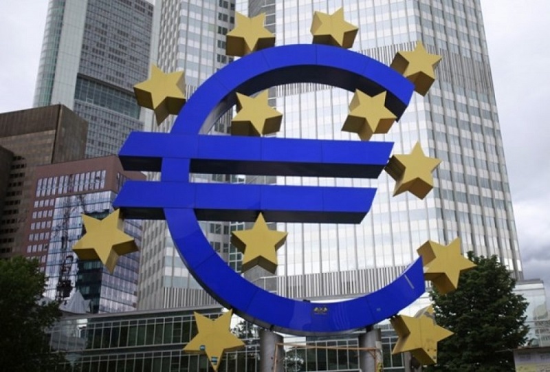 Biểu tượng đồng euro tại Frankfurt, Đức. Ảnh: AFP/TTXVN