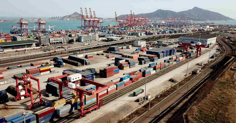 Các container được xếp chồng chất tại một cảng biển ở thành phố Liên Vân Cảng, tỉnh Giang Tô, Trung Quốc. Ảnh: AFP