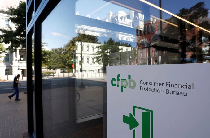 Logo của Cơ quan Bảo vệ tài chính tiêu dùng Mỹ bên ngoài trụ sở tại Washington, D.C. Ảnh: Reuters.
