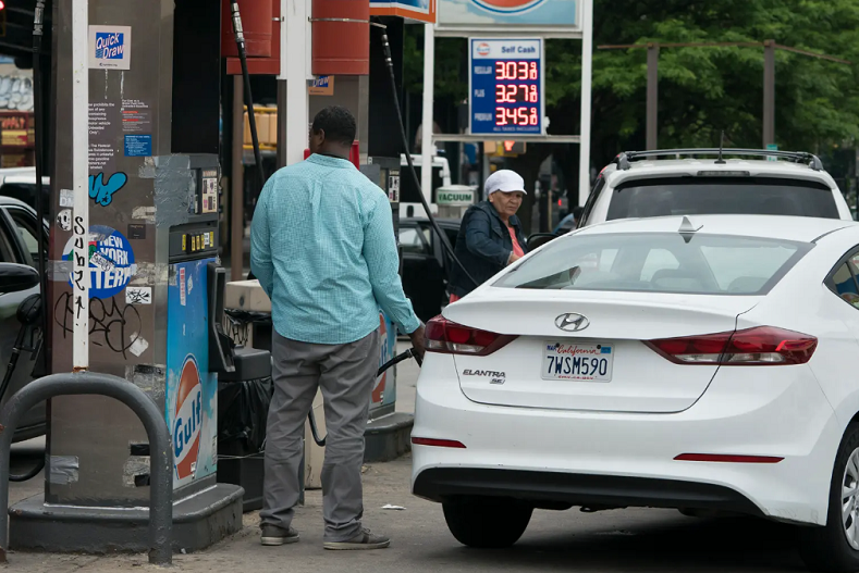Giá xăng tại Mỹ đã giảm 86 cent kể từ khi lập đỉnh 5,02 USD/gallon vào ngày 14/6/2022. Ảnh: AFP