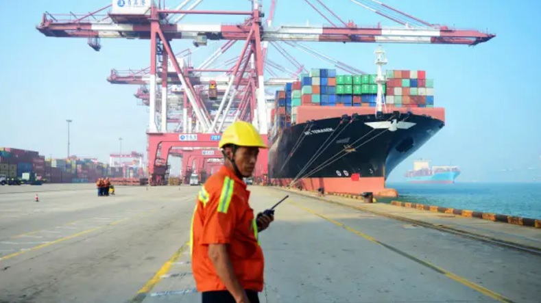 Tàu container vào làm hàng tại một cảng ở Thanh Đảo, tỉnh Sơn Đông, Trung Quốc. Ảnh: AFP