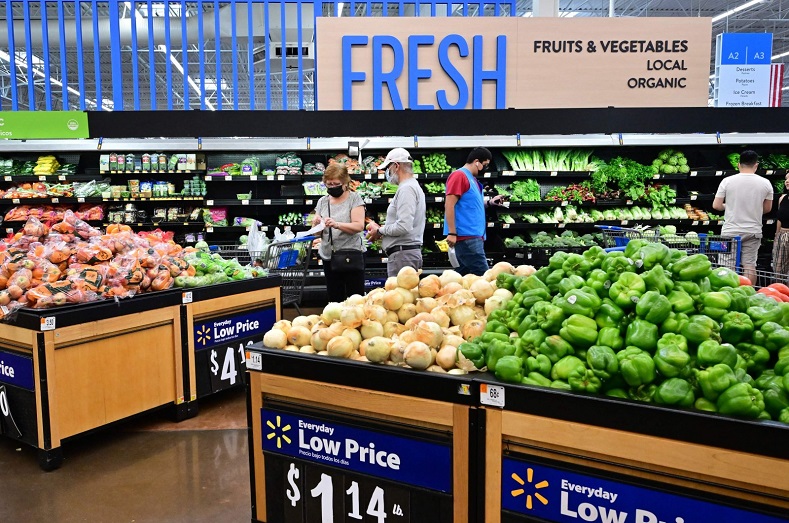 Người dân mua sắm bên trong một siêu thị ở thành phố Rosemead, bang California, Mỹ. Ảnh: AFP