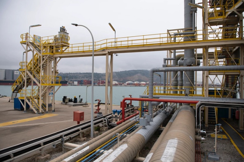 Đường ống dẫn khí của Nhà máy khí LNG Enagás tại cảng Barcelona, Tây Ban Nha. Ảnh: AFP