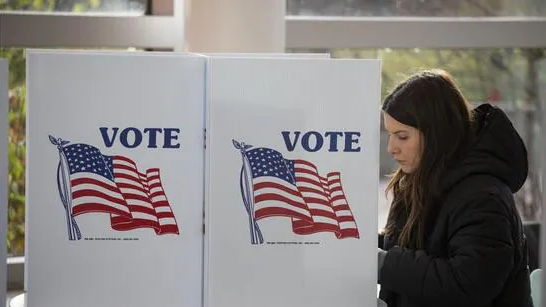 Cử tri Mỹ bỏ phiếu trong cuộc bầu cử giữa kỳ năm 2022 tại một địa điểm bỏ phiếu trong khuôn viên Đại học Bang Michigan, bang Michigan. Ảnh: AFP