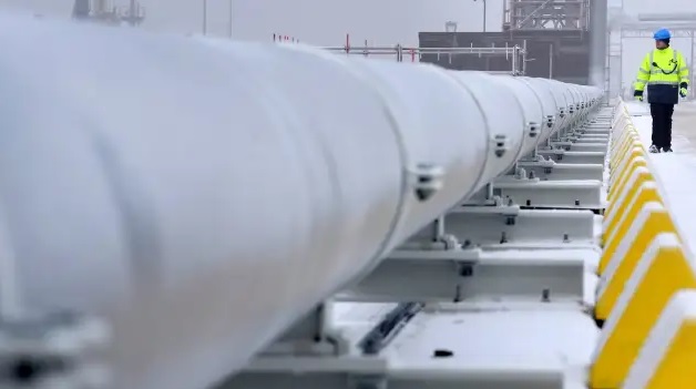 Đường ống kết nối một ụ nổi lưu trữ và tái hóa khí với khu vực đất liền ở Wilhelmshaven, miền bắc nước Đức vào ngày 17/12/2022. Ảnh: AFP