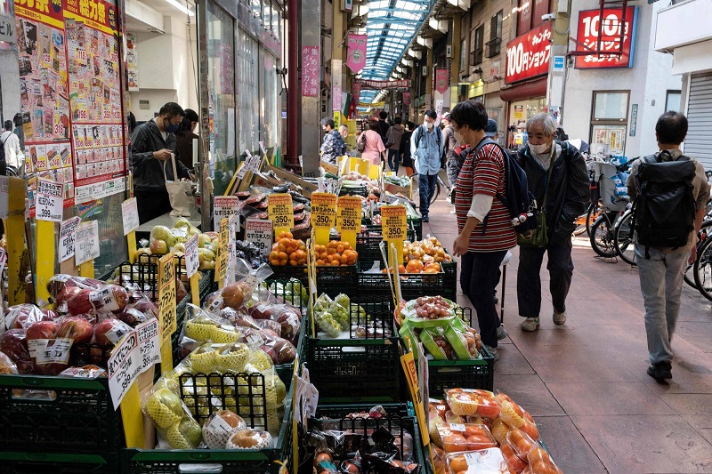 tiêu dùng tư nhân ở Nhật Bản đang vấp phải những trở ngại do chi phí sinh hoạt tăng cao. Ảnh: AFP