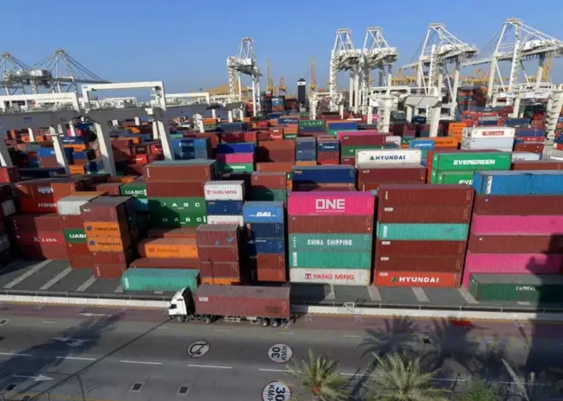 Vận chuyển hàng hóa từ các cảng biển của Trung Quốc đã chậm lại đáng kể, các container rỗng chất thành nhiều tầng. Ảnh tư liệu: AFP