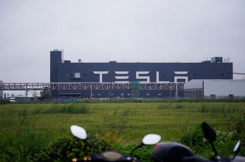 Tesla đã lên kế hoạch mở rộng nhà máy ô tô điện Gigafactory ở Thượng Hải, để tăng thêm công suất hàng năm là 450.000 chiếc. Ảnh: AFP