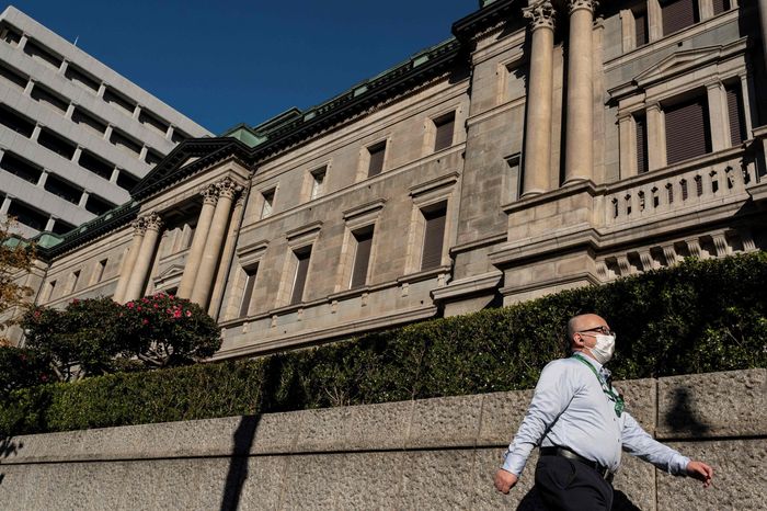 Thách thức đặt ra cho tân Thống đốc ngân hàng Trung ương Nhật Bản là nền kinh tế vẫn ở dưới mức trước đại dịch Covid-19 và quá trình phục hồi thậm chí còn chậm lại trước nguy cơ suy thoái toàn cầu. Ảnh: AFP