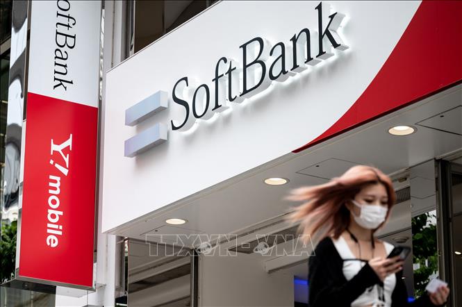 iểu tượng của tập đoàn viễn thông SoftBank tại một tòa nhà ở Tokyo, Nhật Bản. Ảnh: AFP/TTXVN
