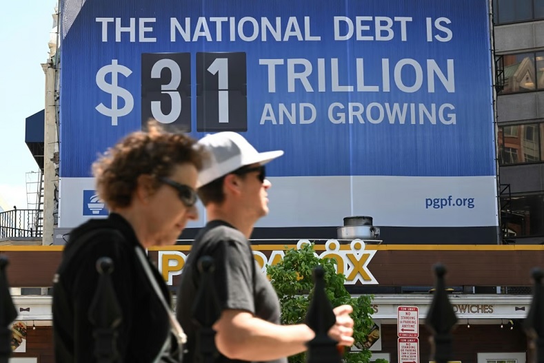 Tấm bảng ở Washington hiển thị thông tin tình trạng nợ công của Mỹ. Ảnh: AFP