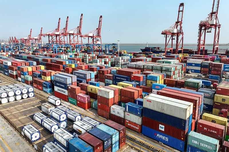 Container được tập kết tại cảng Liên Vân Cảng ở tỉnh Giang Tô, Trung Quốc. Ảnh: AFP