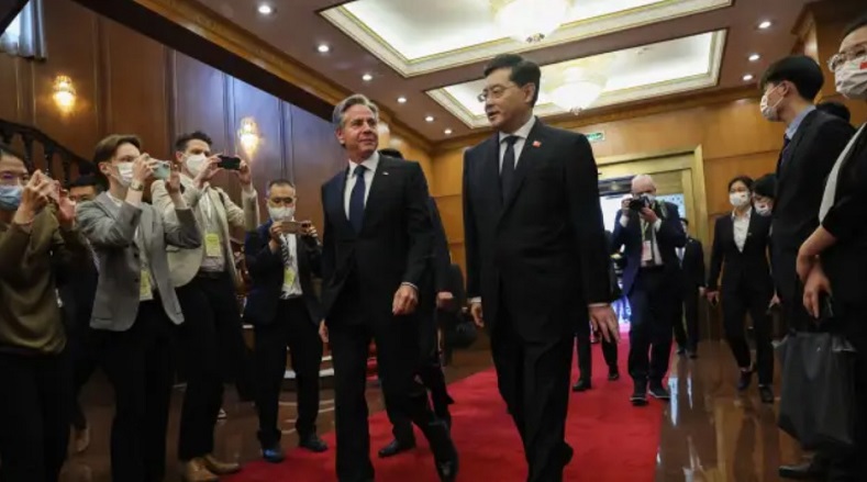 Ngoại trưởng Mỹ Antony Blinken (trái) và Bộ trưởng Ngoại giao Trung Quốc Tần Cương (phải) trước cuộc gặp tại Nhà khách Điếu Ngư Đài ở Bắc Kinh vào ngày 18/6/2023. Ảnh: AFP