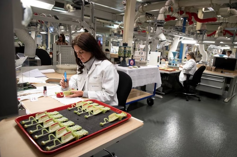 Các nhân viên của Công ty công nghệ cao Safran làm việc trong một nhà máy gần Paris, Pháp. Ảnh: AFP