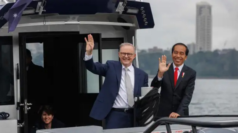 Thủ tướng Australia Anthony Albanese (bìa trái) và Tổng thống Indonesia Joko Widodo đi thuyền tới Hội nghị các nhà lãnh đạo thường niên tại Sydney vào ngày 4/7/2023. Ảnh: AFP