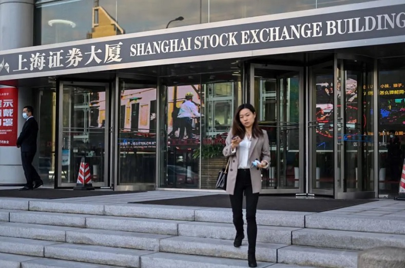 Bên ngoài trụ sở Sàn giao dịch chứng khoán Thượng Hải, Trung Quốc. Ảnh: AFP
