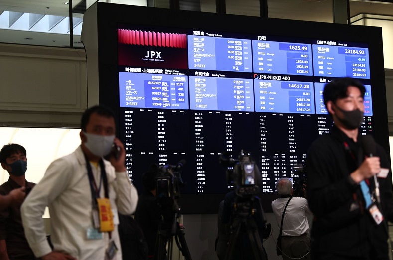 Bảng giá trực tuyến bên trong Sở giao dịch chứng khoán Tokyo. Ảnh: AFP