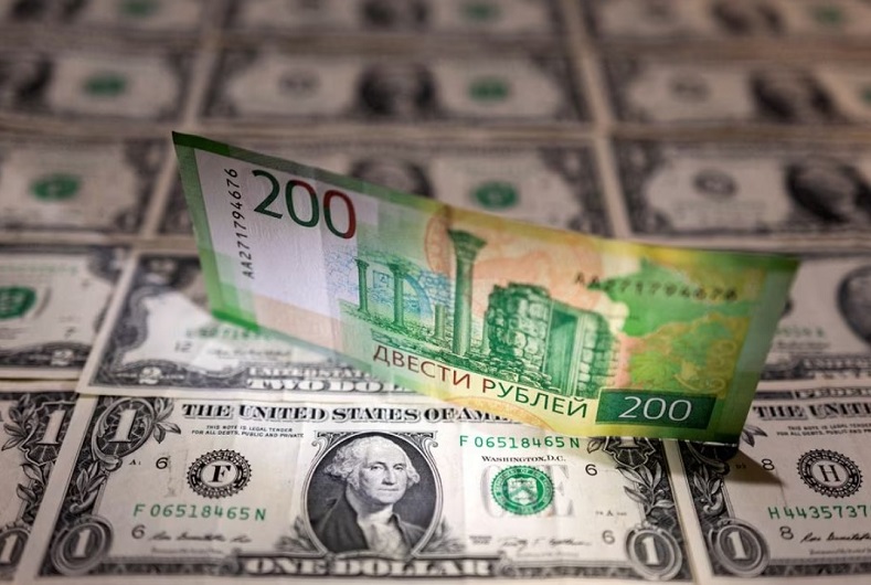Đồng rúp đã mất giá khoảng 30% so với đồng đô la Mỹ. Ảnh: Reuters