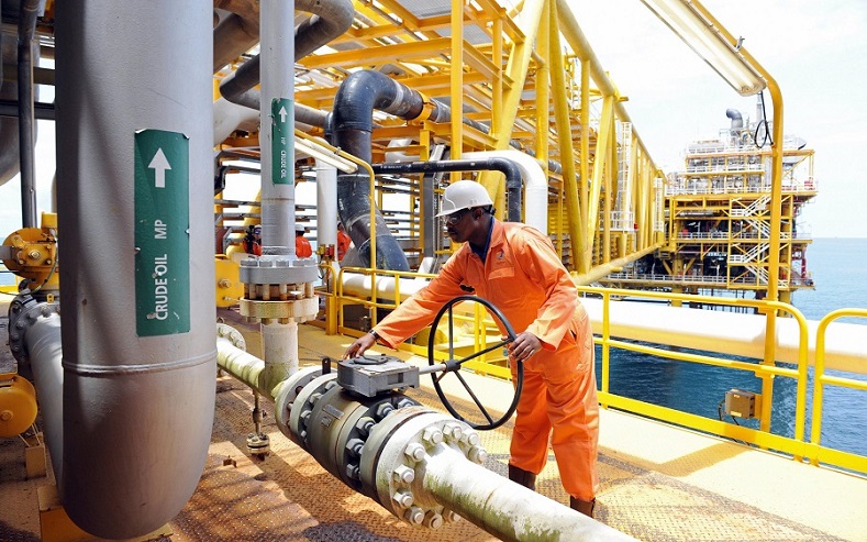 Công nhân kiểm tra hệ thống ống dẫn tại giàn khoan dầu Total ở khu cảng Harcourt, Nigeria. Ảnh: AFP