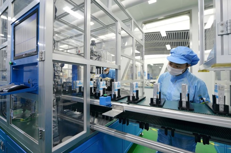 Công nhân làm việc tại dây chuyền sản xuất pin lithium-ion dùng cho xe điện tại một nhà máy ở tỉnh Chiết Giang, Trung Quốc. Ảnh: Reuters