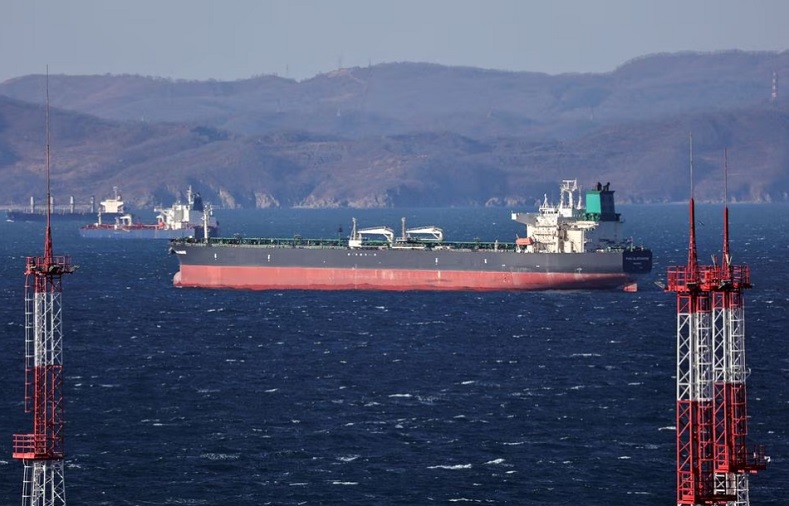 Tàu chở dầu thô Fuga Bluemarine neo đậu gần cầu cảng Kozmino ở Vịnh Nakhodka, gần thành phố Nakhodka, Nga. Ảnh: Reuters