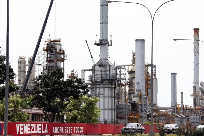 Bên ngoài một nhà máy lọc dầu ở khu vực Moron, Venezuela. Ảnh: AFP