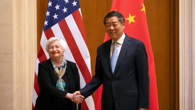 Bộ trưởng tài chính Mỹ Janet Yellen (bìa trái) bắt tay Phó thủ tướng Trung Quốc Hà Lập Phong tại cuộc gặp ở Bắc Kinh vào ngày 8/7/2023. Ảnh: AFP