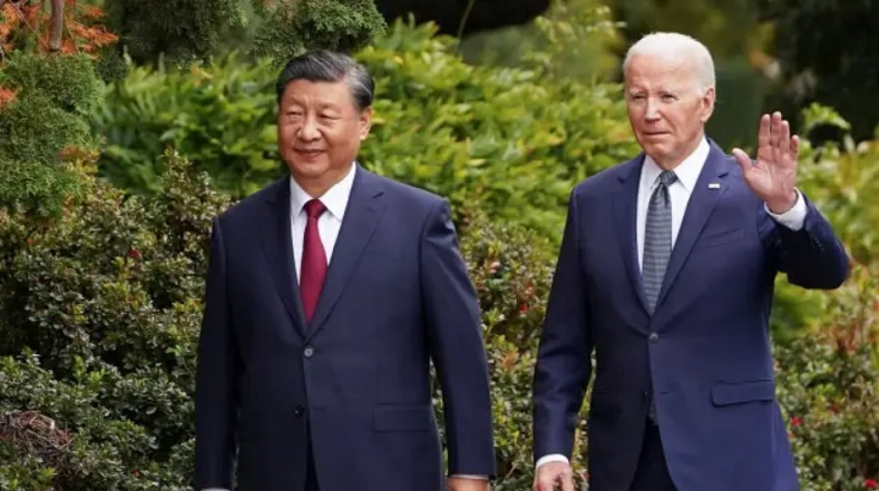 Tổng thống Mỹ Joe Biden đi dạo cùng Chủ tịch Trung Quốc Tập Cận Bình tại điền trang Filoli, bên lề Hội cấp cao APEC, ở Woodside, bang California, Mỹ vào ngày 15/11/2023. Ảnh: Reuters