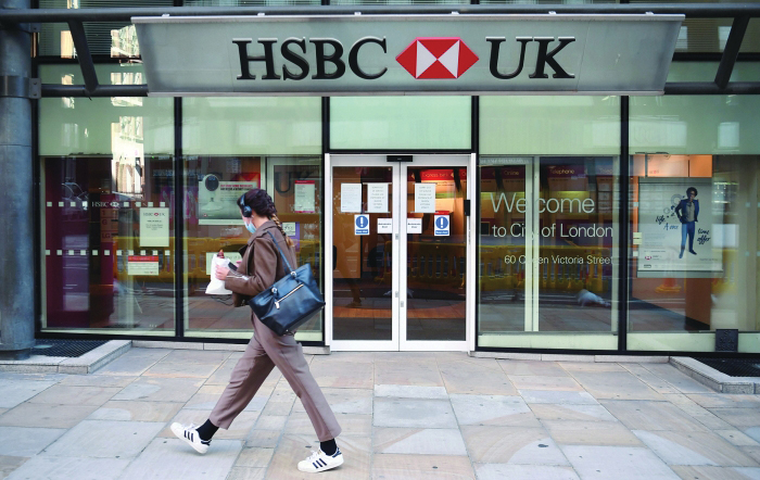 Bên ngoài một chi nhánh của HSBC tại London, Vương quốc Anh. Ảnh: AFP