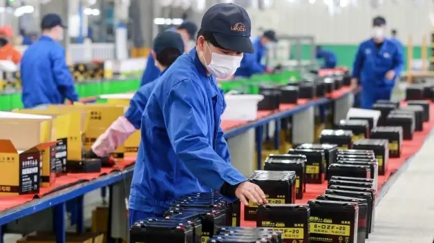 Công nhân đang làm việc bên dây chuyền sản xuất pin tại một nhà máy ở tỉnh An Huy, Trung Quốc. Ảnh: AFP