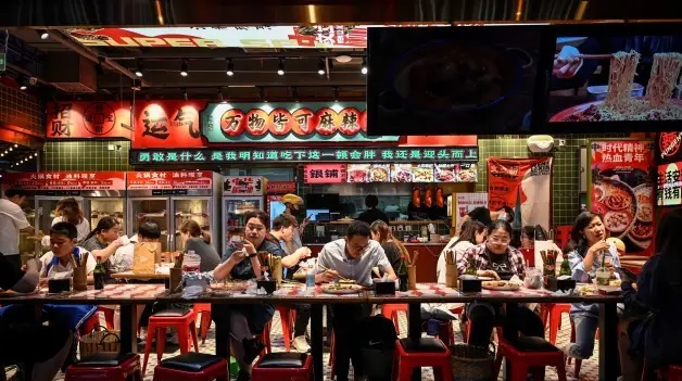 Người tiêu dùng Trung Quốc đang chi tiêu nhiều hơn cho dịch vụ, nhất là dịch vụ ăn uống, thay vì hàng hóa. Ảnh: AFP