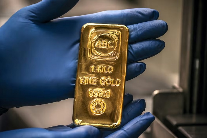 Giá vàng thế giới đã vượt mốc 2.100 USD/ounce vào đầu tuần trước khi giảm về mức 2.030 USD/ounce vào ngày 8/12. Ảnh: AFP