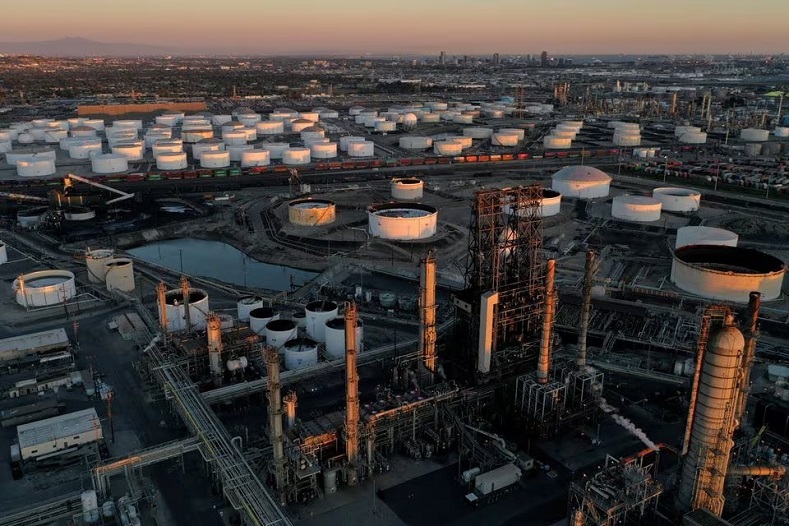 Nhà máy lọc dầu Los Angeles của công ty Phillips 66 cùng khu vực bể chứa các sản phẩm dầu mỏ tinh chế tại Nhà ga Kinder Morgan Carson tại bang California, Mỹ. Ảnh: Reuters