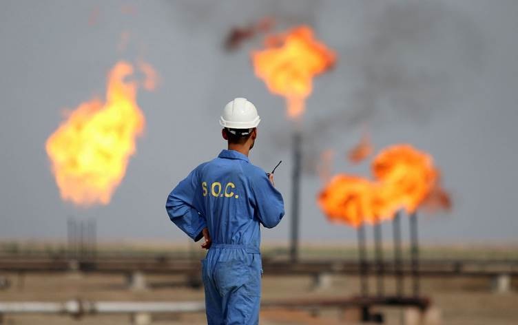Một nhà máy lọc dầu ở thành phố Nasiriyah, miền Nam Iraq. Ảnh: AFP