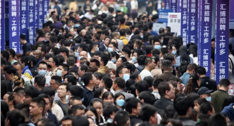 Hội chợ việc làm ở thành phố Trùng Khánh, Trung Quốc vào tháng 4/2023. Ảnh: AFP
