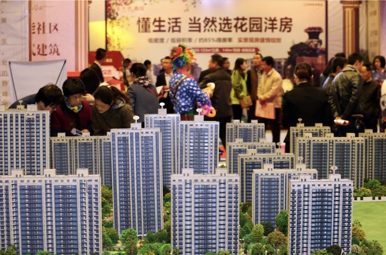 Suy thoái của ngành bất động sản Trung Quốc chỉ là một trong nhiều yếu tố đè nặng lên tâm lý nhà đầu tư.  Ảnh: AFP