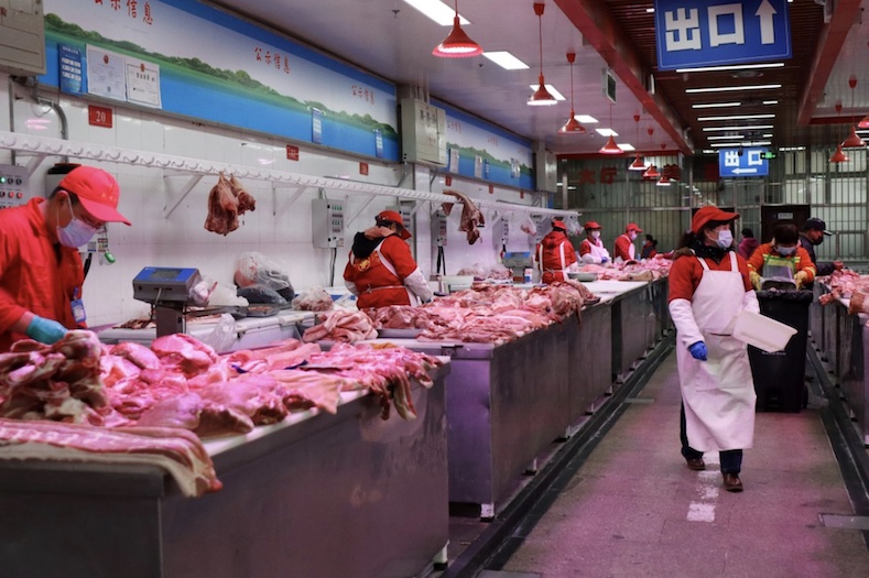 Trung Quốc ghi nhận giá thịt lợn giảm 17% trong tháng 1/2024, kéo giá thực phẩm nói chung giảm 5,9% và đây là mức giảm lớn nhất trong lịch sử thống kê số liệu từ năm 1994. Ảnh: Reuters