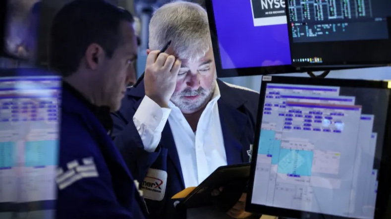 Các nhà giao dịch trên sàn chứng khoán New York (NYSE) ở thành phố New York, Mỹ. Ảnh: Reuters
