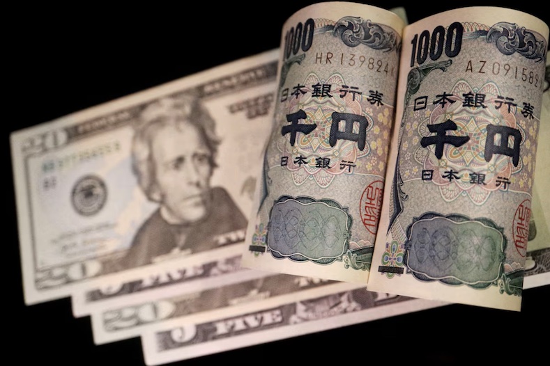 Đồng yên Nhật Bản thiết lập đáy mới trong 34 năm ở mức 154,45 JPY đổi 1 USD sau khi số liệu doanh số bán lẻ của Mỹ vẫn tăng trưởng cao hơn dự báo. Ảnh: Reuters