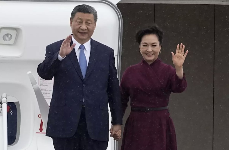 Chủ tịch Trung Quốc Tập Cận Bình và Phu nhân Bành Lệ Viện vẫy tay khi họ đến sân bay Orly, phía nam Paris vào ngày 5/5/2024. Ảnh: AP