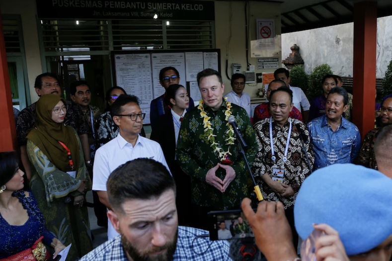 Tỷ phú Mỹ Elon Musk, giám đốc điều hành của SpaceX và Tesla, cùng với Bộ trưởng y tế Indonesia Budi Gunadi Sadikin, Bộ trưởng Công nghệ thông tin và Truyền thông Budi Arie Setiadi và Bộ trưởng Thủy sản Sakti Wahyu Trenggono, phát biểu trước giới truyền thông trong buổi ra mắt dịch vụ internet Starlink của SpaceX ở Indonesia vào ngày 19/5/2024. Ảnh: Reuters