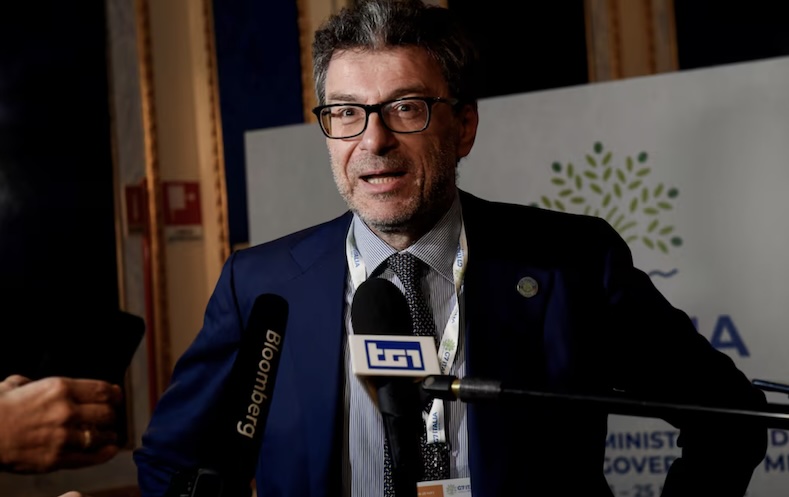 Bộ trưởng kinh tế và tài chính Italia Giancarlo Giorgetti gặp gỡ báo giới vào ngày 23/5/2024, một ngày trước Hội nghị Bộ trưởng tài chính và Thống đốc ngân hàng Trung ương G7 tại Stresa, Italia. Ảnh: Reuters